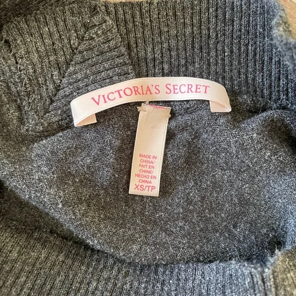 Victoria’s secret sweater - Picture 4 of 4
